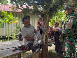Tingkatkan Kebersamaan Melalui Berbagi Kasih, Satgas Yonif 521/DY Bagikan Pakaian Layak Pakai kepada Warga Distrik Benawa