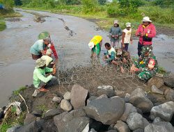 Demi Kelancaran Irigasi Pertanian, Babinsa Kamulan Dampingi Pembersihan Sungai Sodetan Kaliputih