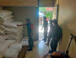 Lancar dan Transparan, Babinsa Kalijambe Pantau Langsung Penyaluran Pupuk Bersubsidi