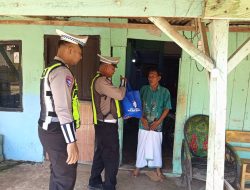 Jumat Berkah, Sat Lantas Polres Mesuji Bagikan Sembako untuk Warga Kurang Mampu