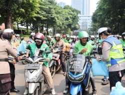 Wujudkan Kemitraan Humanis, Polda Metro Jaya Salurkan 350 Paket Sembako untuk Pengemudi Ojol di Jumat Peduli