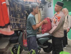 Jumat Berkah Polsek Bekasi Barat Berikan Paket Sembako Kepada Warga Lansia