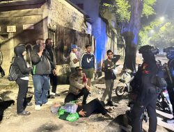 Patroli Brimob PMJ dan Perintis Evakuasi Driver Ojol Kelelahan Saat Patroli Dini Hari di Jaktim
