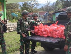 Tebar Kepedulian di Tanah Papua, Satgas Yonif 521/DY Masih dalam Semangat Idul Adha 1447 H Bagikan Ratusan Sembako untuk Meringankan Beban Warga di Distrik Walesi