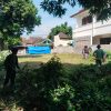 Babinsa Joyotakan Pelopori Kerja Bakti Di Lingkungan Kantor Kelurahan
