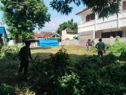 Babinsa Joyotakan Pelopori Kerja Bakti Di Lingkungan Kantor Kelurahan