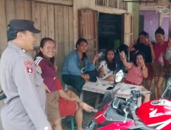 Polisi Sapa Warga Saat Patroli Siang, Suasana Santai di Depan Rumah Penuh Keakraban