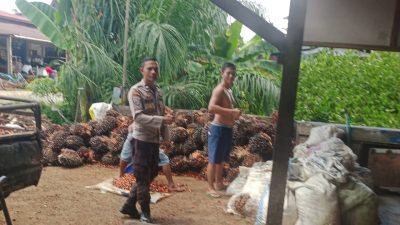 Humanis! Anggota Polsubsektor Jelimpo Sambangi Pekerja Sawit, Ini Pesan yang Disampaikan