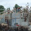 Proges RTLH TMMD ke 128 Kodim 1801/Manokwari Kian Melesat, Satgas dan Warga Pasang Kuda kuda Atap