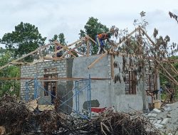 Proges RTLH TMMD ke 128 Kodim 1801/Manokwari Kian Melesat, Satgas dan Warga Pasang Kuda kuda Atap