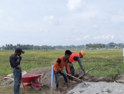 Babinsa Koramil 03/Dewantara Kawal Rehabilitasi Irigasi di Lancang Barat
