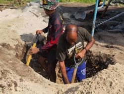 TNI Laksanakan Penggalian Septictank Rumah Warga dalam Program TMMD ke-128 Kodim 1801/Manokwari