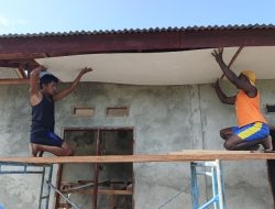 Pengerjaan Plafon RTLH Mulai Dikerjakan, Satgas TMMD Ke-128 Kodim 1801/Manokwari Tingkatkan Kualitas Rumah Warga
