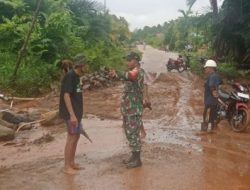 Babinsa Koramil Moramo Pantau Lokasi Banjir di Desa Sangi-Sangi