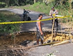 Polisi Bergerak Cepat Cek Jalan Longsor di Angan Tembawang, Warga Diminta Waspada