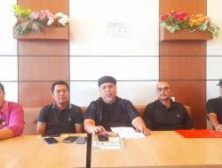 Transfer Rp500 Juta untuk Foodtray MBG Tak Kunjung Datang, Pengusaha OKI Tempuh Jalur Hukum  Palembang — Dugaan penipuan dalam pengadaan ribuan foodtray atau ompreng program MBG dilaporkan ke Polda Sumatera Selatan. Seorang pengusaha asal Kayu Agung, Kabupaten Ogan Komering Ilir (OKI), Syamsu Riadi (41), mengaku mengalami kerugian hingga ratusan juta rupiah setelah barang yang dipesan tidak kunjung diterima.  Laporan tersebut tercatat dengan nomor LP/B/549/IV/2026/SPKT/Polda Sumatera Selatan tertanggal 15 April 2026. Dalam laporan itu, terlapor berinisial DH yang diketahui pernah menjabat sebagai Ketua DPRD Kabupaten Solok, Sumatera Barat periode 2019–2024.  Ketua tim kuasa hukum korban, Adv. Idasril Firdaus Tanjung, SE., SH., MM., MH., mengatakan pihaknya telah menyerahkan sejumlah bukti kepada penyidik untuk memperkuat laporan dugaan penipuan tersebut, termasuk bukti transfer pembayaran yang dilakukan secara bertahap ke rekening terlapor.  “Kami berharap proses hukum berjalan objektif dan transparan. Semua bukti sudah kami serahkan untuk memperkuat dugaan tindak pidana penipuan maupun perbuatan curang,” ujar Adv. Idasril Firdaus Tanjung, Sabtu (9/5/2026).  Menurutnya, kasus tersebut menjadi perhatian serius lantaran terlapor merupakan mantan pejabat publik yang seharusnya memberikan contoh baik kepada masyarakat.  “Sangat disayangkan jika dugaan perbuatan melawan hukum ini benar terjadi. Kami akan mengawal proses hukum sampai tuntas agar klien kami memperoleh keadilan,” tegasnya.  Sementara itu, kuasa hukum korban lainnya, Adv. Pidaraini, SH., menjelaskan perkara tersebut bermula ketika korban dikenalkan kepada terlapor melalui seorang saksi bernama Sindy Wulandari pada Juni 2025 lalu.  Dalam pertemuan itu, terlapor menawarkan pengadaan foodtray impor asal China dengan harga Rp40 ribu per unit. Korban kemudian tertarik dan memesan sebanyak 23 ribu unit.  “Setelah terjadi kesepakatan, klien kami melakukan pembayaran uang muka secara bertahap dengan total mencapai Rp500 juta,” jelas Adv. Pidaraini, SH.  Namun hingga waktu yang dijanjikan, barang tersebut tidak pernah diterima korban. Padahal, menurut kesepakatan awal, pengiriman dijadwalkan paling lambat Agustus 2025.  “Klien kami sudah menjalankan kewajibannya sesuai kesepakatan. Tetapi sampai sekarang barang yang dijanjikan tidak pernah dikirimkan. Karena itu kami menempuh jalur hukum,” katanya.  Dalam Surat Tanda Penerimaan Laporan (STPL), perkara tersebut dilaporkan berdasarkan dugaan tindak pidana penipuan dan/atau perbuatan curang sebagaimana diatur dalam Pasal 492 dan/atau Pasal 486 Undang-Undang Nomor 1 Tahun 2023 tentang KUHP.  Akibat kejadian itu, korban mengaku mengalami kerugian mencapai Rp500 juta. Saat ini laporan tersebut masih dalam penanganan penyidik Polda Sumatera Selatan.