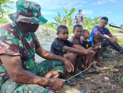 Keakraban Anak-Anak Bersama Anggota Satgas TMMD ke-128 Kodim 1801/Manokwari