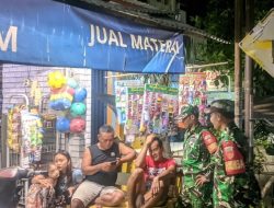 Melalui Patroli Malam, Babinsa Mengajak Warga Wujudkan Wilayah Yang Aman