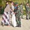 Peduli Lingkungan, Satgas Pamtas RI–Malaysia Yonarmed 19/Bogani Bersama Warga Bersihkan Pantai Babo