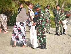 Peduli Lingkungan, Satgas Pamtas RI–Malaysia Yonarmed 19/Bogani Bersama Warga Bersihkan Pantai Babo