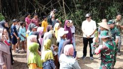 Momen Hangat di Lokasi Sumur Bor TMMD, Bupati, Danrem hingga Dansatgas Diserbu Warga untuk Berfoto