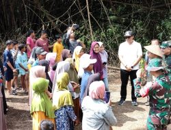 Momen Hangat di Lokasi Sumur Bor TMMD, Bupati, Danrem hingga Dansatgas Diserbu Warga untuk Berfoto