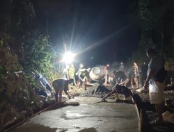 Dengan Penuh Semangat, Satgas TMMD Ke-128 Kodim 1801/Manokwari Lanjutkan Pengecoran Jalan Hingga Malam Hari