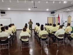 Babinsa Koramil 0906-13/Tabang Beri Materi Wawasan Kebangsaan dan PBB Bagi Security PT Rea Kaltim Plantations