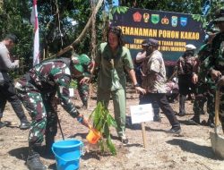 Pangdam XVIII/Kasuari Pimpin Penanaman Pohon Kakao Secara Simbolis pada Penutupan TMMD ke-128 Kodim 1801/Manokwari