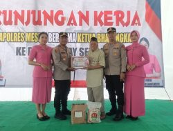 Tutup Rangkaian Kunjungan Kerja, Kapolres Mesuji Bersama Ketua Bhayangkari Cabang Mesuji Sambangi Mapolsek Way Serdang