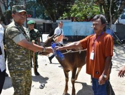 Danrem 031/WB Secara Simbolis Menyerahkan Hewan Kurban kepada Panitia sebagai Wujud Rasa Syukur dan Kepedulian