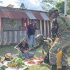 Tingkatkan Ekonomi Kerakyatan, Satgas Yonif 521/DY Borong Hasil Tani Mama Papua di Distrik Eragayam