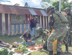 Tingkatkan Ekonomi Kerakyatan, Satgas Yonif 521/DY Borong Hasil Tani Mama Papua di Distrik Eragayam