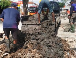 Babinsa dan Warga Ngesrep Gotong Royong Bersihkan Parit, Cegah Banjir Sejak Dini