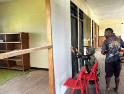 Pererat Sinergi dengan Pemerintah Daerah, Satgas Yonif 521/DY Karya Bakti Bantu Renovasi Kantor Distrik Apalapsili  Apalapsili