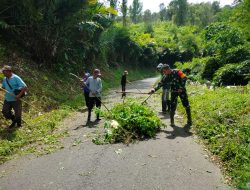 Sinergi Tanpa Batas, Babinsa Sidorejo Bersama Warga Bersihkan Rumput Tebing Demi Keselamatan Penguna Jalan