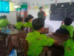 Tanamkan Kedisiplinan Sejak Dini, Babinsa Jambewangi Latih Siswa Sekolah Dasar