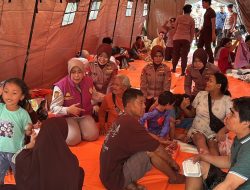 Polwan Brimob Polda Metro Jaya Berikan Trauma Healing untuk Anak-anak Korban Kebakaran Pasar Jiung Kemayoran