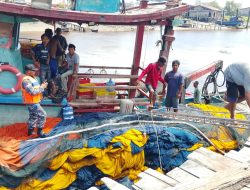 TNI AL Evakuasi Kapal Ikan Tenggelam di Perairan Tanjung Api, 21 Orang Selamat dan 2 Orang Dalam Proses Pencarian