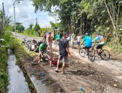 Wujud Nyata Kemanunggalan TNI-Rakyat, Babinsa Candirejo Gotong Royong Bersihkan Jalan Desa