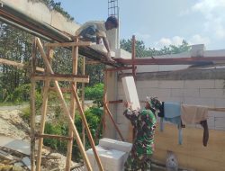 Singsingkan Lengan Baju, Babinsa Bantu Warga Bangun Rumah