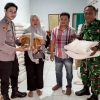 TNI-Polri Kawal Penyaluran Bantuan Beras dan Minyak Goreng bagi Warga Kurang Mampu di Trenggalek