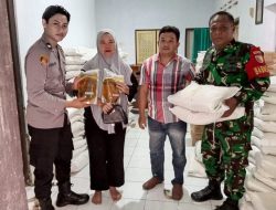 TNI-Polri Kawal Penyaluran Bantuan Beras dan Minyak Goreng bagi Warga Kurang Mampu di Trenggalek