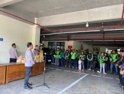 Jumat Berkah Polres Metro Bekasi Kota, Kasat Binmas Gelar Silaturahmi dan Berbagi Sembako untuk Ojol serta Ormas