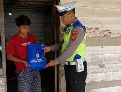 Sat Lantas Polres Mesuji Laksanakan Tasi Berkah Presisi, Bagikan 10 Karung Beras untuk Warga Kurang Mampu