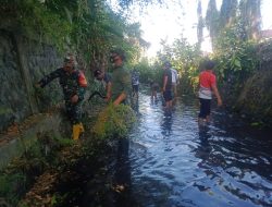 Antisipasi Banjir, Babinsa Sertu Didik Bersama Warga Kepanjenkidul Bersihkan Saluran Sungai