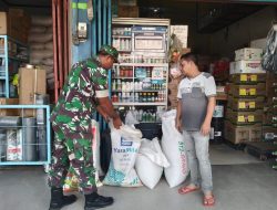 Pastikan Pupuk Tak Langka, Babinsa Syamtalira Bayu Turun Langsung Cek Kios Pertanian
