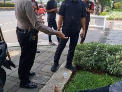 Respons Cepat Patroli Ditpamobvit PMJ Tolong Korban Kecelakaan di Gatot Subroto