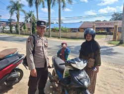 “Hendak Antar Anak, Ibu Pengendara Motor Ini Disapa Polisi di Tepi Jalan, Pesan Penting Keselamatan Disampaikan”