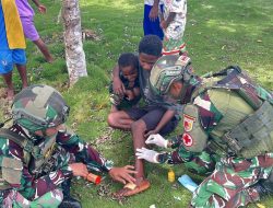 Sentuhan Kasih untuk Papua, Satgas Yonif 521/DY Gelar Komsos Bangun Generasi Sehat dan Berwawasan dengan Bagikan Buku bagi Anak-Anak di Kobakma